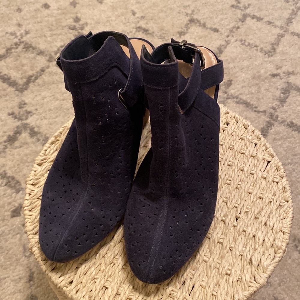 Crown & Ivy size 7-1/2 navy suede heel.